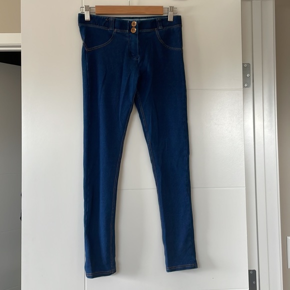 Hip lifting Jeans in Dark Blue - Picture 1 of 4